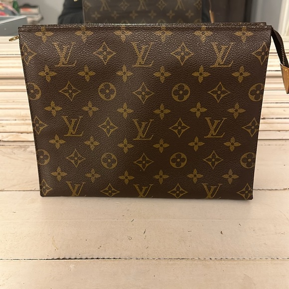 Price Drop!! 💯% Authentic Louis Vuitton Toiletry 26✨ - Picture 8 of 8